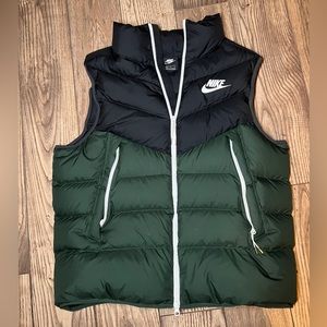 Black and Hunter Green Nike Puffer Vest XL - white zippers